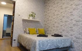 Superbe Studio Au 1Er Etage, Proche De La Gare Du Midi